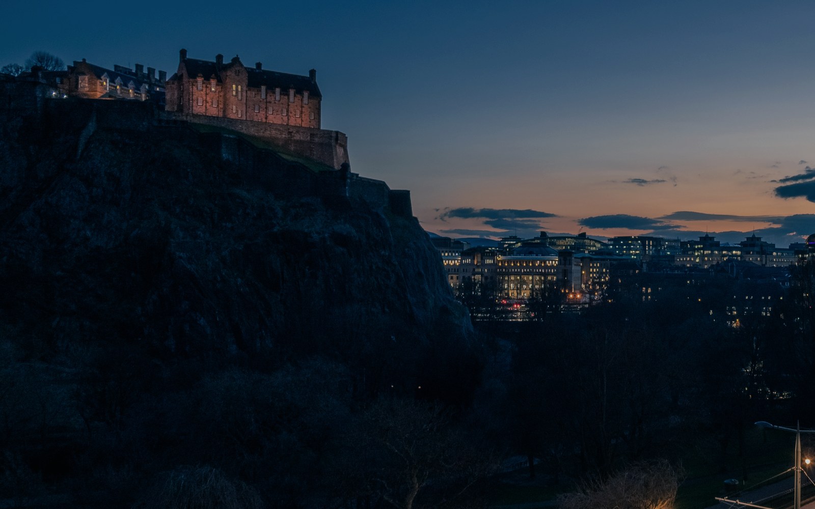 Auld Reekie's shadows